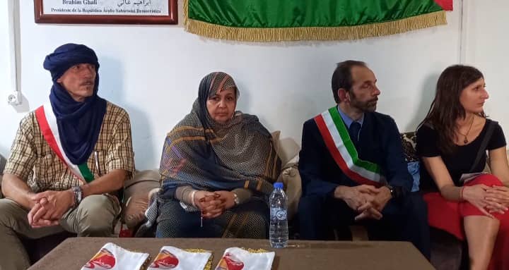 Gobernadora de Bojador recibe delegación italiana delegación italiana frente Polisario solidaridad bojador
