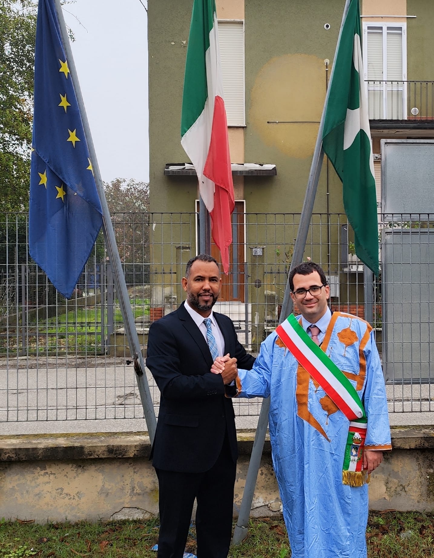 delegado del Polisario saluda al presidente de la regio de Lombardía Sr. Carlos Botani, Regionn lombardìa Frente Polisario recibimiento por presidente de la region Carlos Botani,