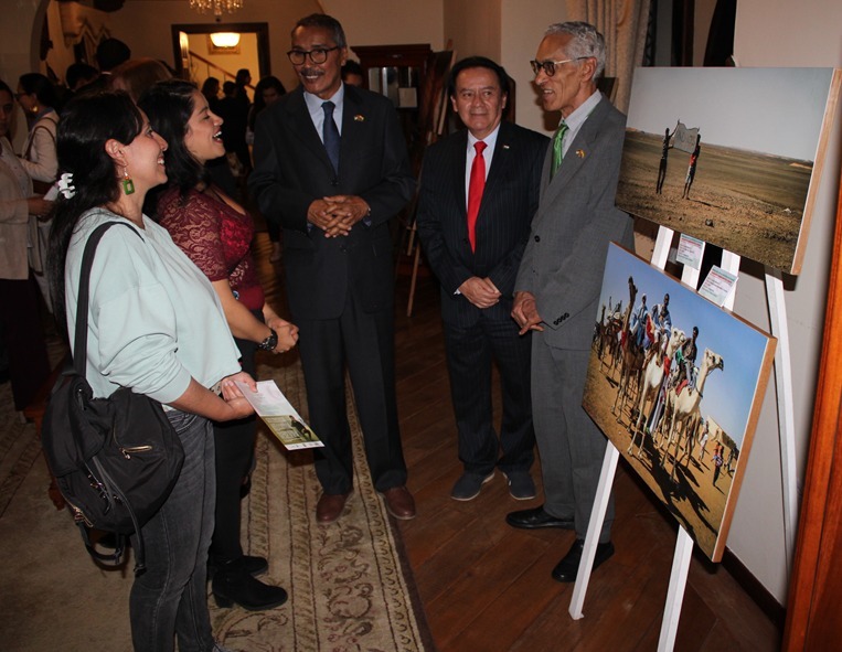 exposición fotográfica “Exiliados en la arena "en Academia Diplomática Ecuador exposición “Exiliados en la arena”,