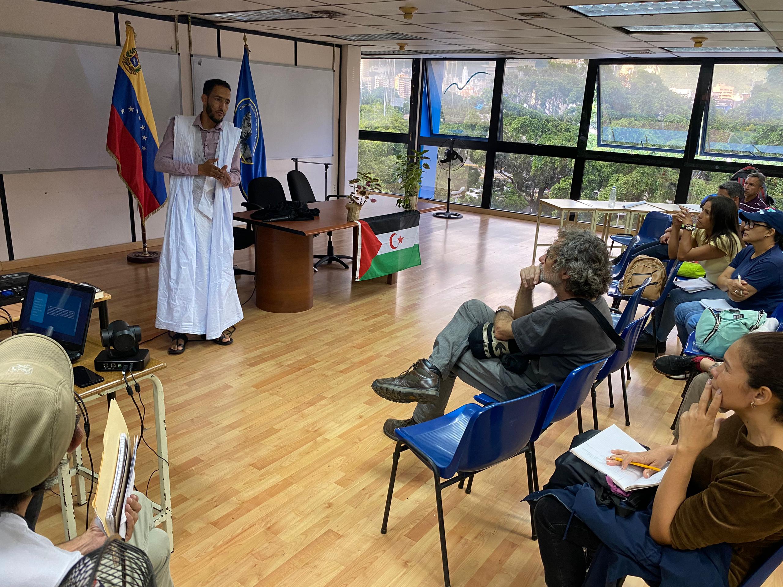 profesor de la Escuela de Formación Audiovisual Abidin Kaid Saleh cine saharaui Venezuela presentación de cortos de temática saharaui