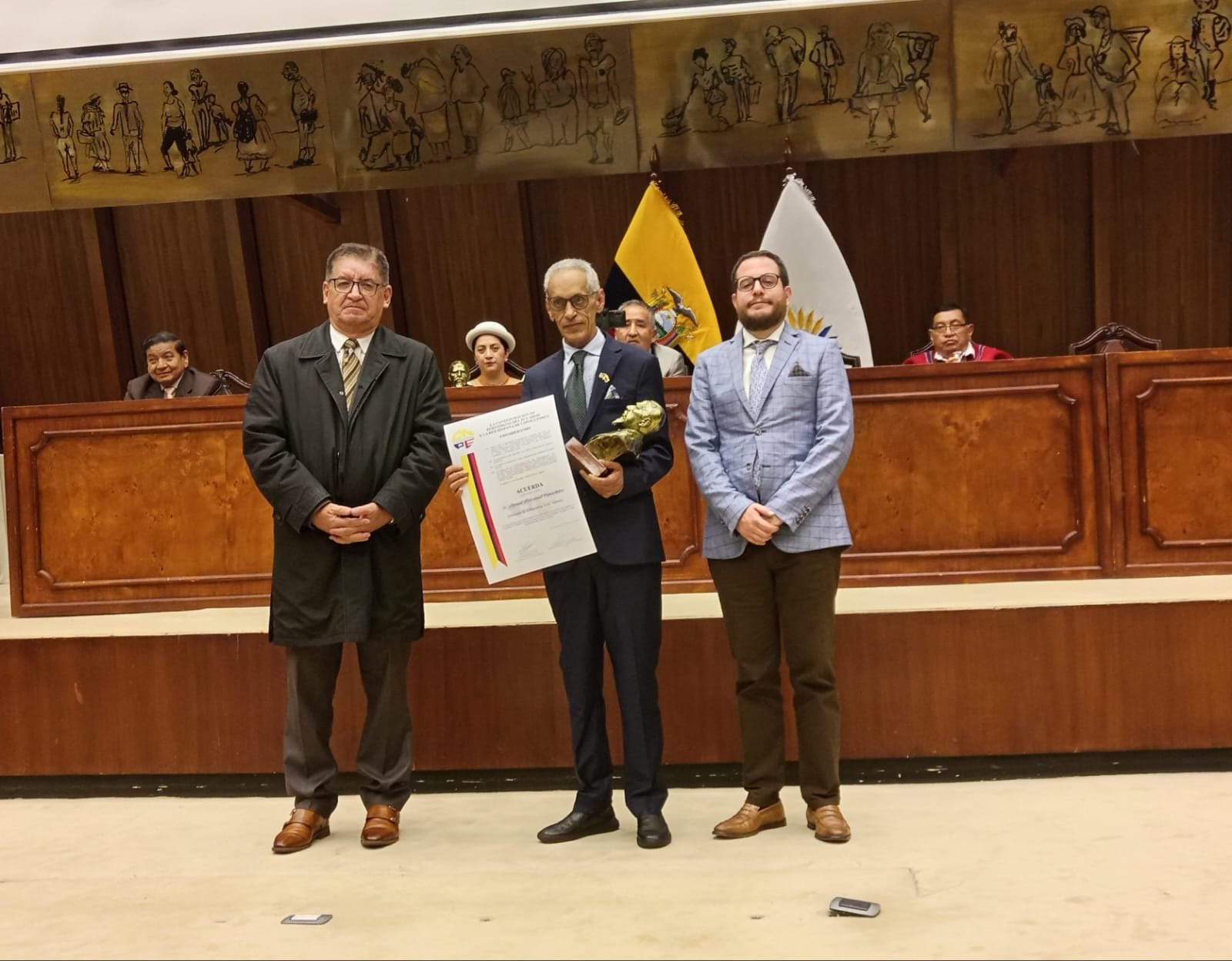 Embajada EASD en Ecuador recibe Premio Eloy Alfaro “Símbolo de la Libertad” la Confederación Nacional de Periodistas del Ecuador, entrega premio a la embajada saharaui