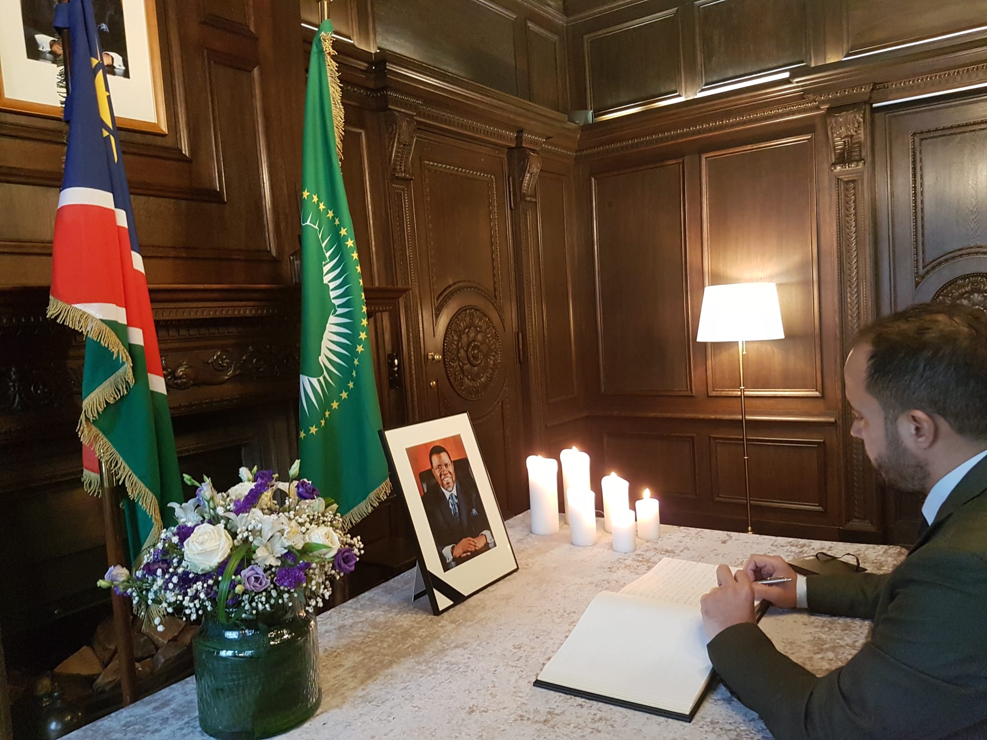 Frente POLISARIO firma libro de condolencias por presidente Hage Geingob condolencias por presidente Hage Geingob