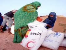 ONGs alertan sobre situación humanitaria de los Campamentos de refugiados saharauis Mujeres repartiendo ayuda humanitaria