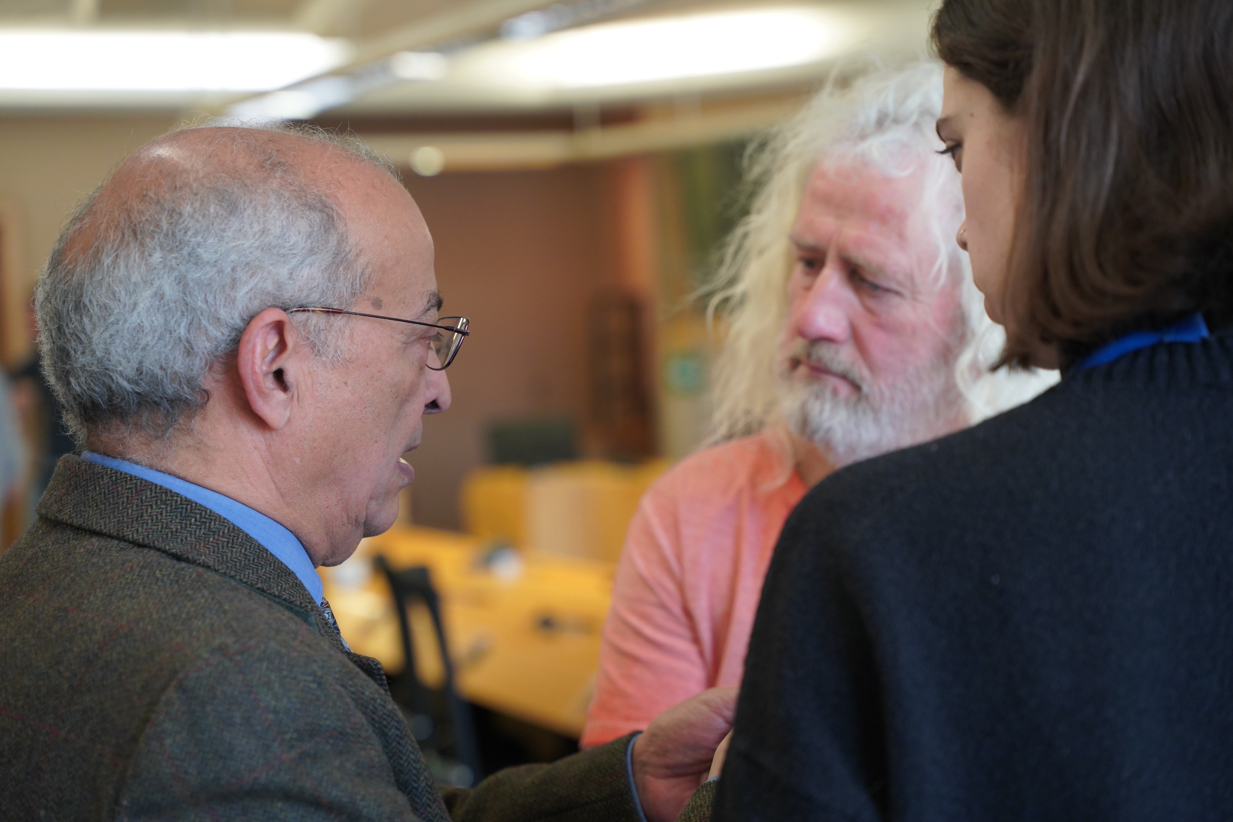 Delegado del Frente POLISARIO ante la UE conversa con el Eurodiputado Mick Wallace
