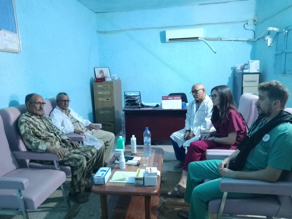 Gobernador de la Wilaya del Aaiún con misión medica italiana delegación italiana de la misión MAM (Medicos por la Asistencia los Marginados)