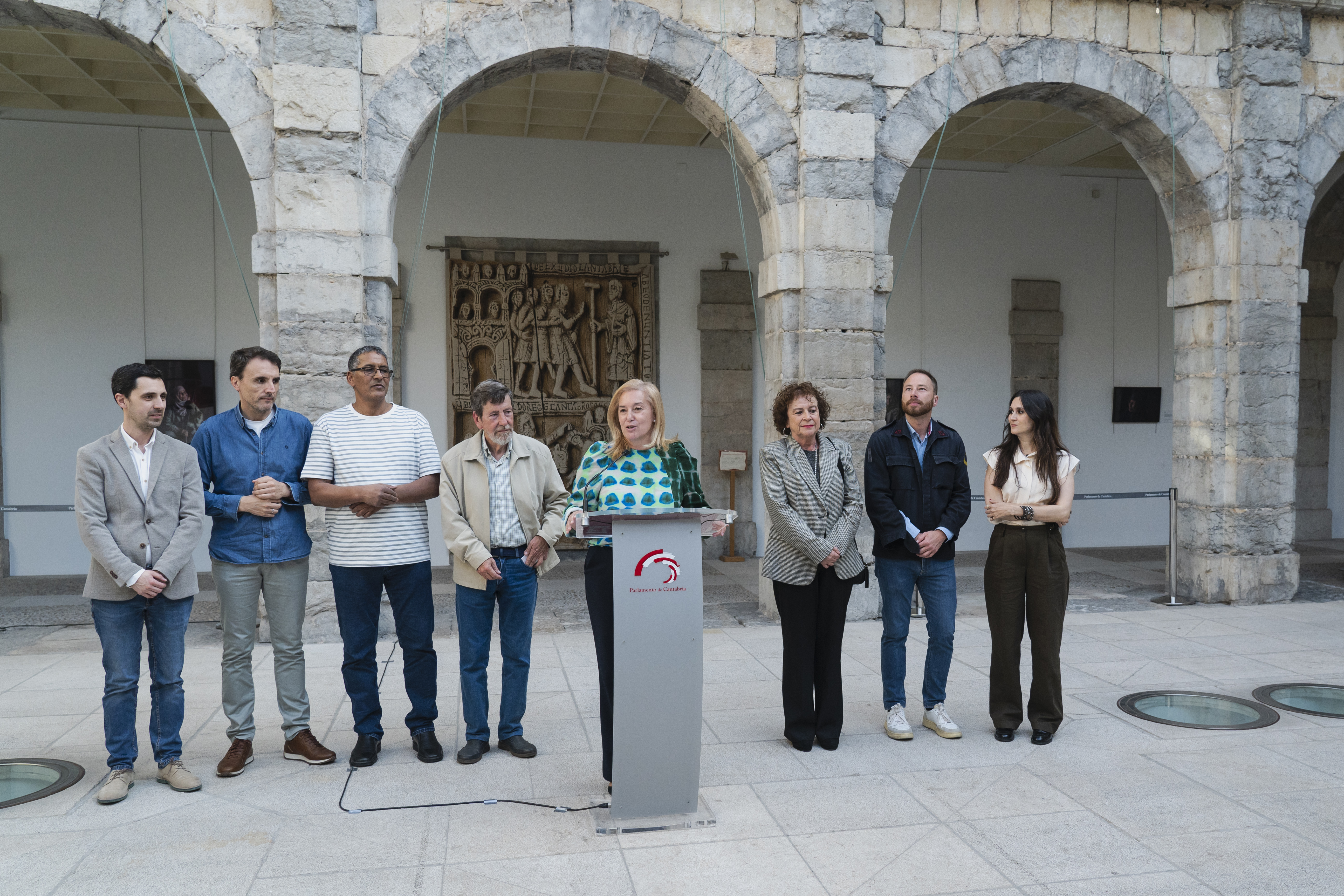 El Parlamento de Cantabria inaugura la exposición ‘El Viaje de las Mujeres del Desierto’ para preservar la memoria histórica saharaui y el legado femenino en la lucha por la liberación