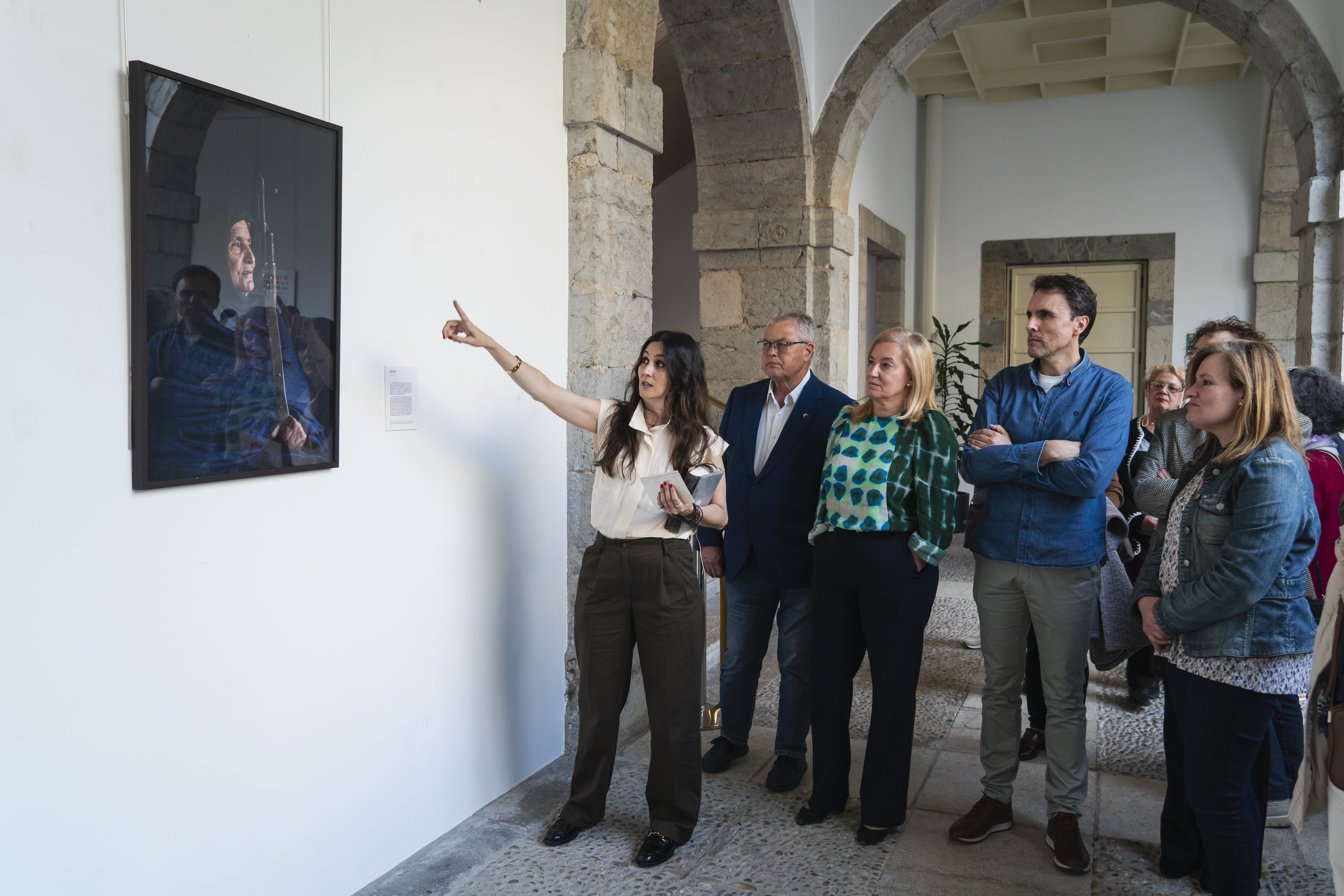 La fotógrafa Ana Valiño presenta una pieza de su obra ‘El Viaje de las Mujeres del Desierto’