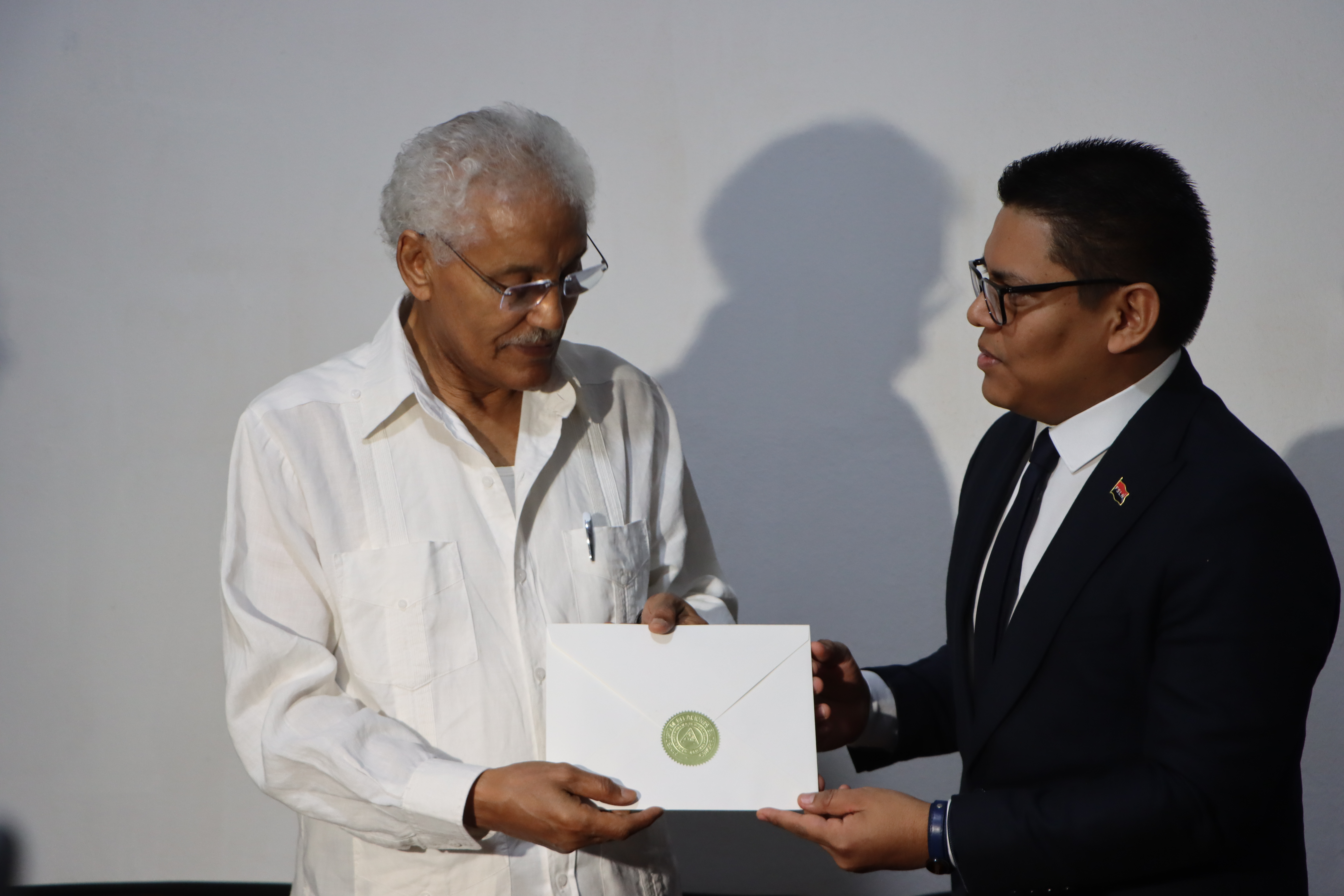 Ceremonia de entrega de copia de Cartas de Estilo de Carlos Eduardo Díaz Moreira,al ministro de exteriores saharaui Acto de entrega de copia de Cartas credenciales de Carlos Eduardo Díaz Moreira