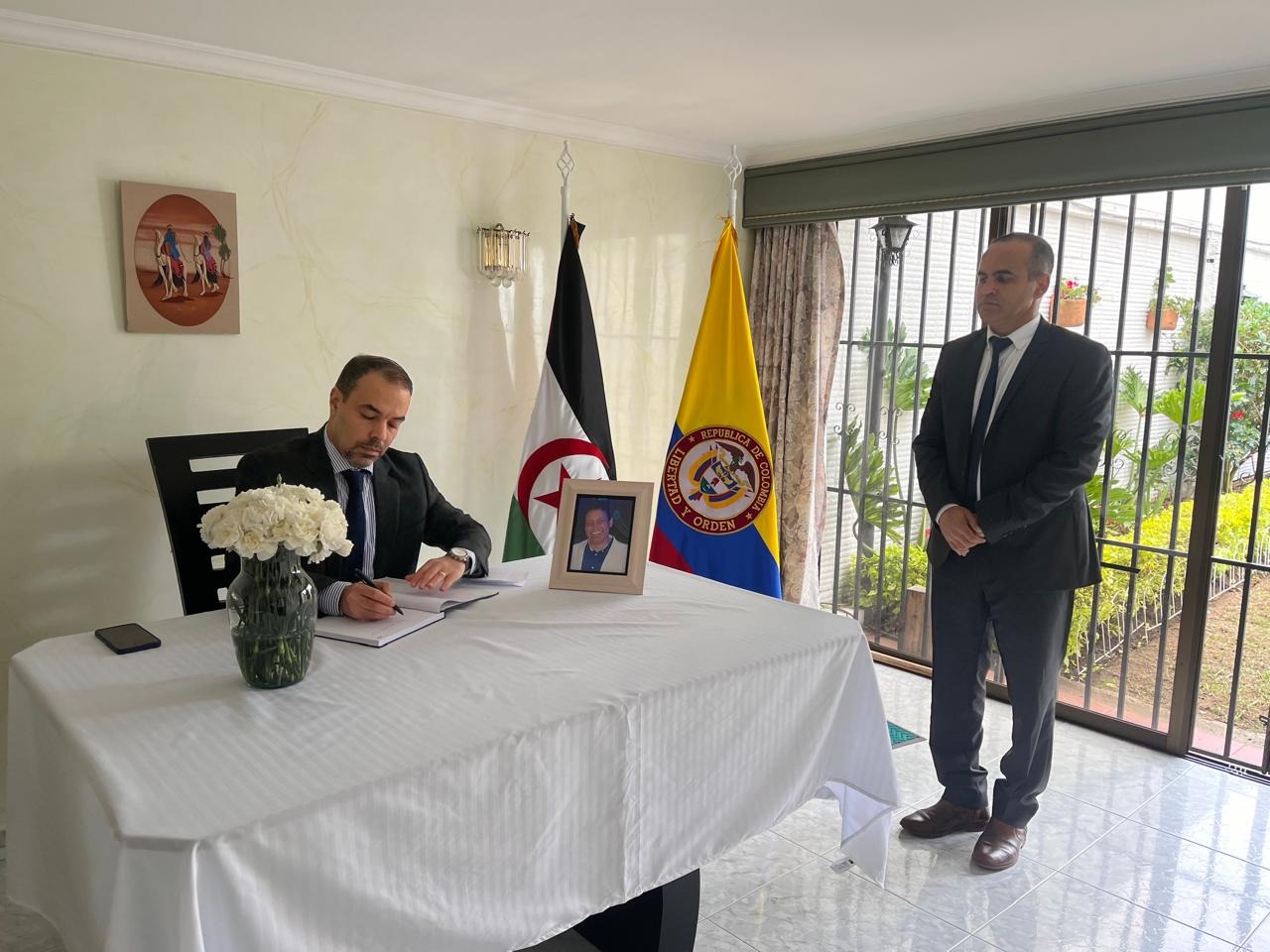 firman libro de condolencias por Bogotá, a registrar sus condolencias por la partida física del embajador saharaui Mah Iahadih Firma de condolencias por Embajador saharaui