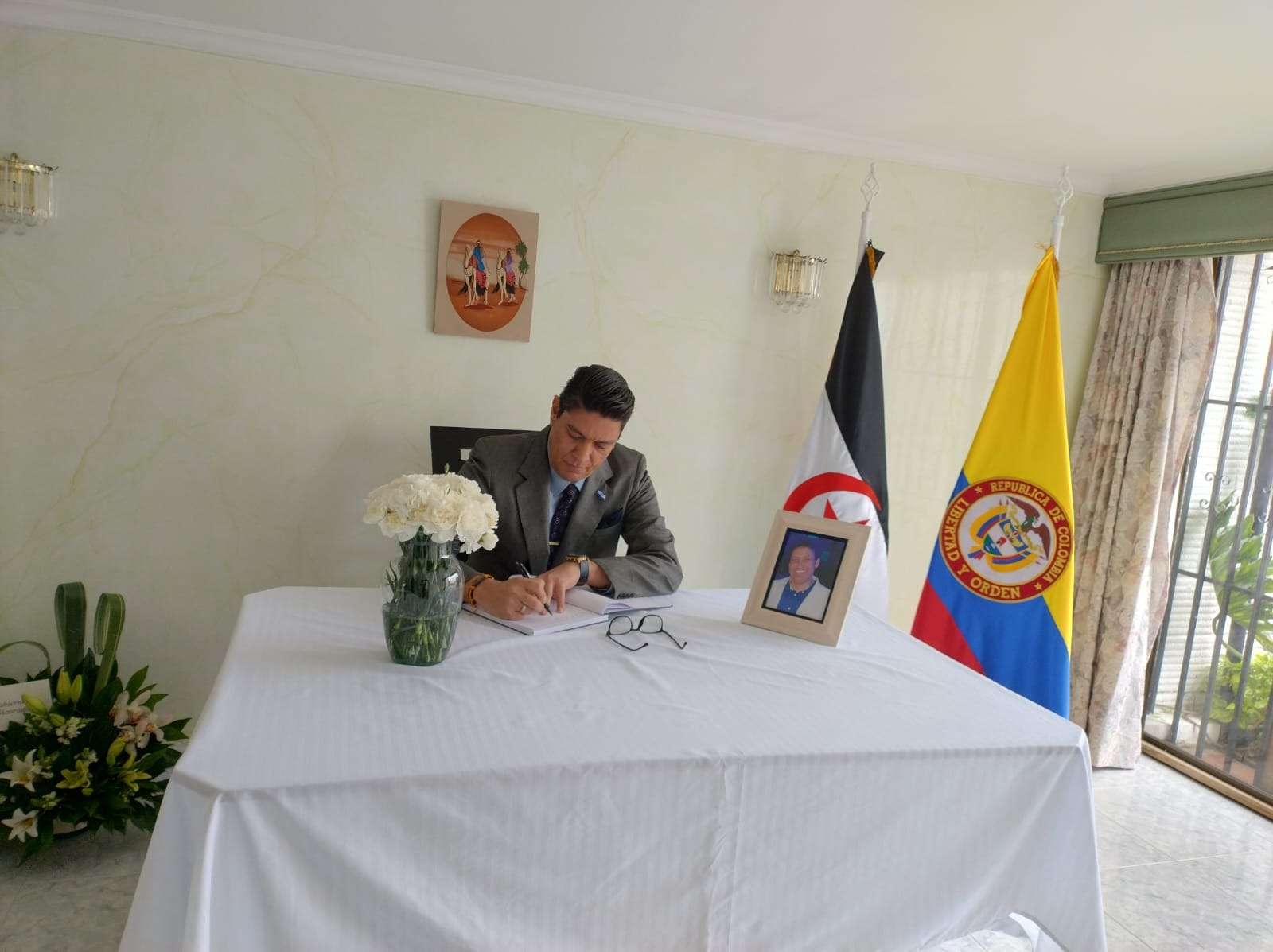 firman libro de condolencias por la partida física del embajador saharaui Mah Iahadih Firma de condolencias por Embajador saharaui