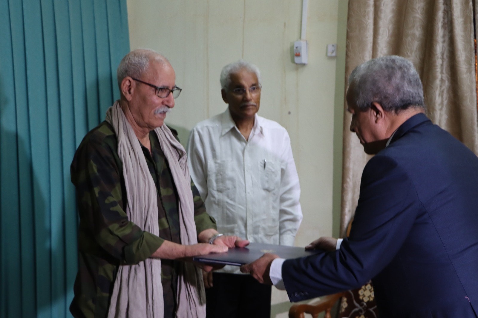 El Embajador SE. Héctor IGARZA CABRERA entrega cartas credenciales al presidente saharaui Héctor IGARZA CABRERA Embajador Extraordinario y Plenipotenciario de la República de Cuba recurrente ante la República Saharaui.