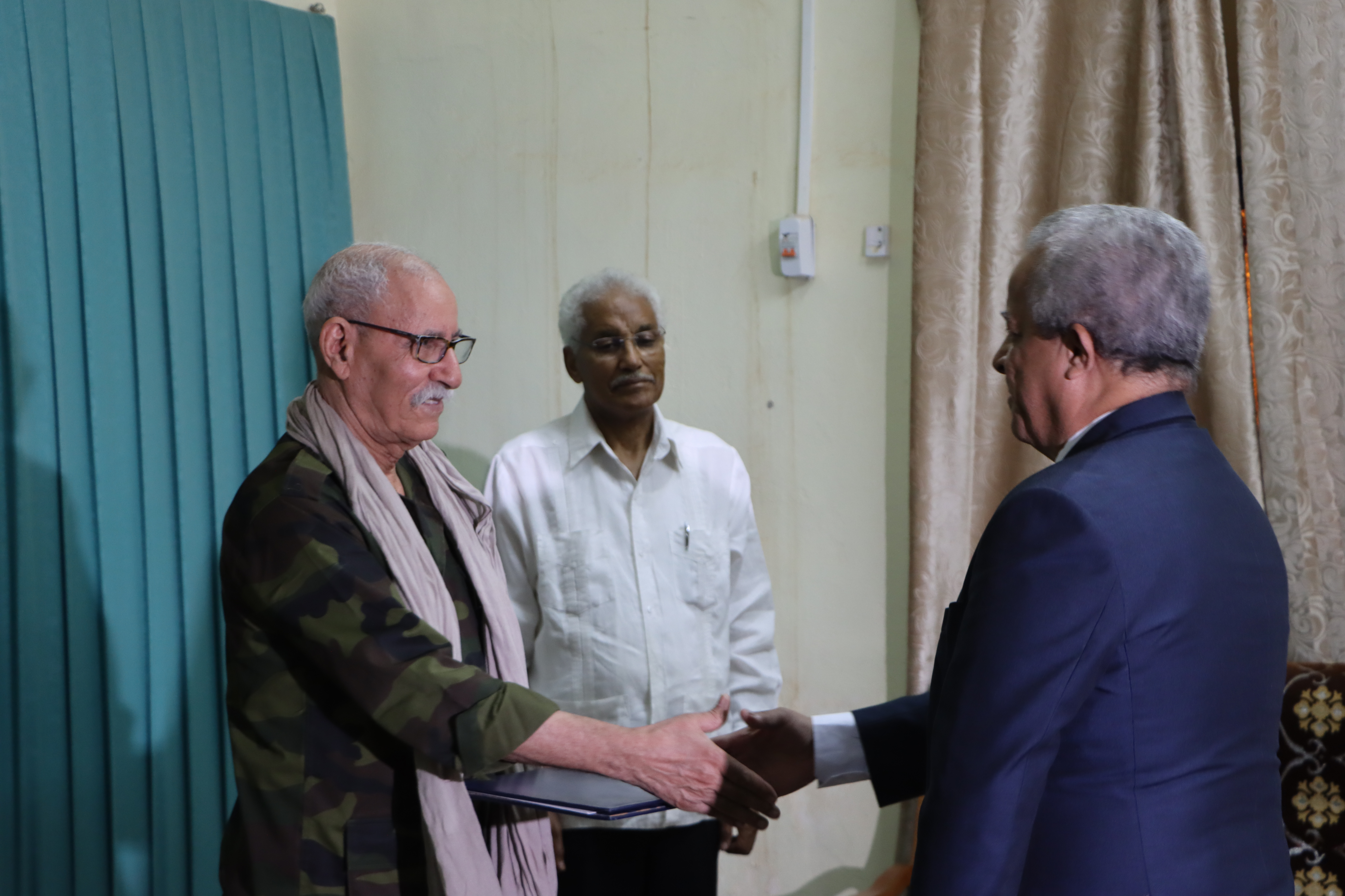 SE. Héctor IGARZA CABRERA . nuevo Embajador Extraordinario y Plenipotenciario de la República de Cuba recurrente ante la República Saharaui. SE. Héctor IGARZA CABRERA y Brahim Gali