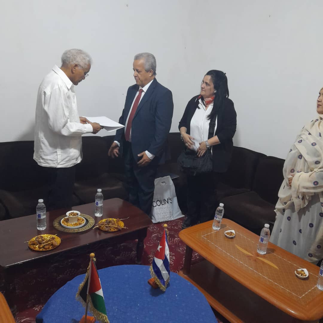 Embajador de Cuba entrega copia de Cartas de estilo Acto de entrega de copia de Cartas de estilo de SE. Héctor IGARZA CABRERA