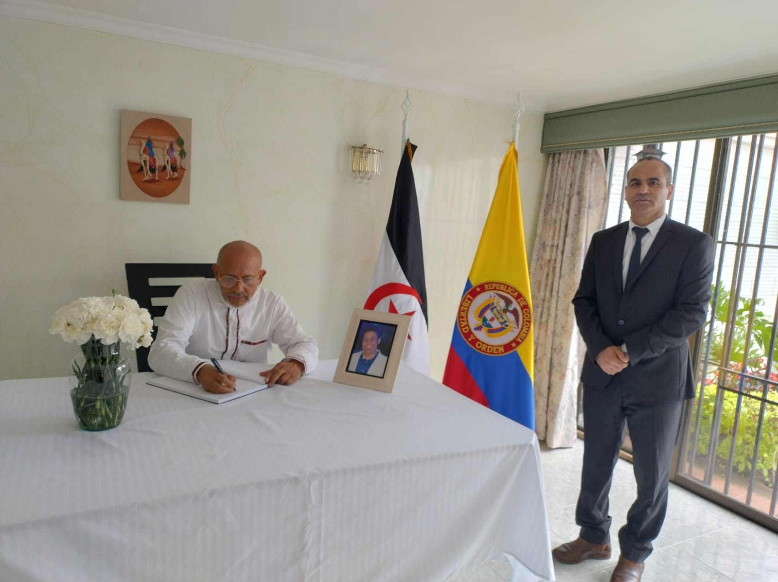 firman libro de condolencias por la partida física del embajador saharaui Mah Iahadih Firma de condolencias por Embajador saharaui