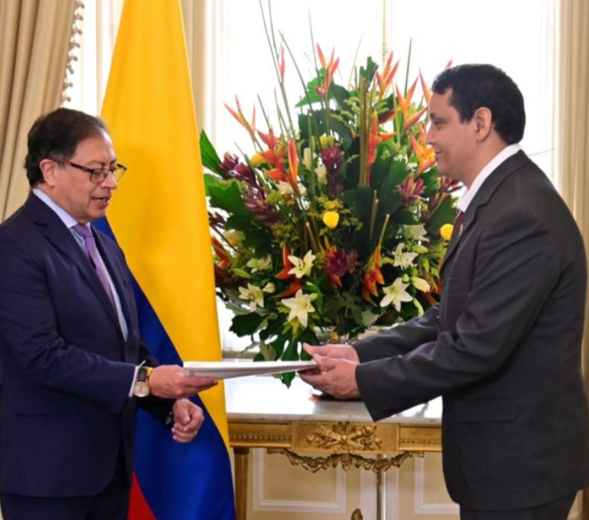 Mah Yahadih entregando sus cartas credenciales como embajador en Colombia Fallece Mah Yahadih