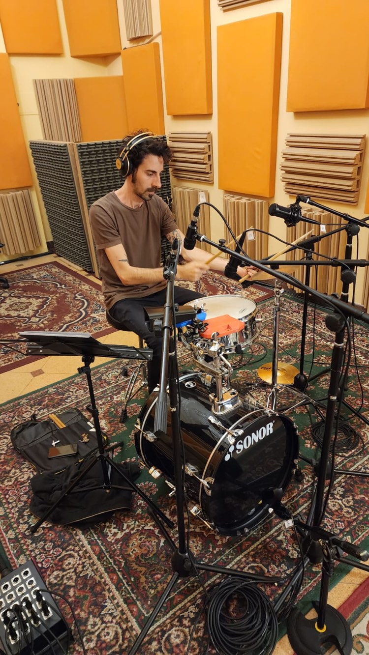 Argentino crea canción sobre el Aaiún , capital ocupado del Sahara Occidental Bruno en su estudio componiendo la canción dedicada al Sahara Occidental