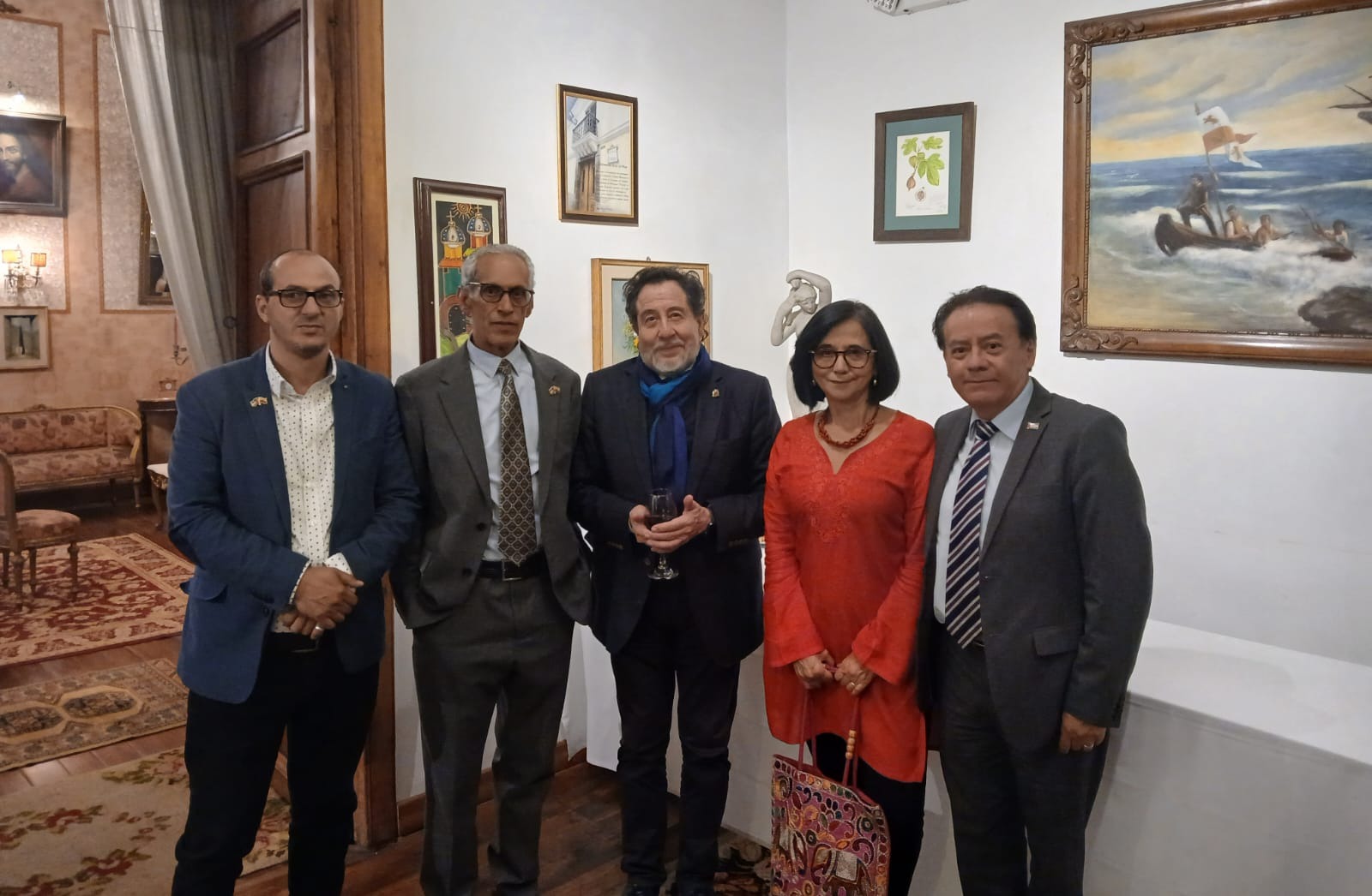 cuerpo diplomático, funcionarios públicos, gestores culturales, cinéfilos y activistas de la Asociación Ecuatoriana de Amistad con el Pueblo Saharaui (AEAPS Embajadas Saharaui en Ecuador