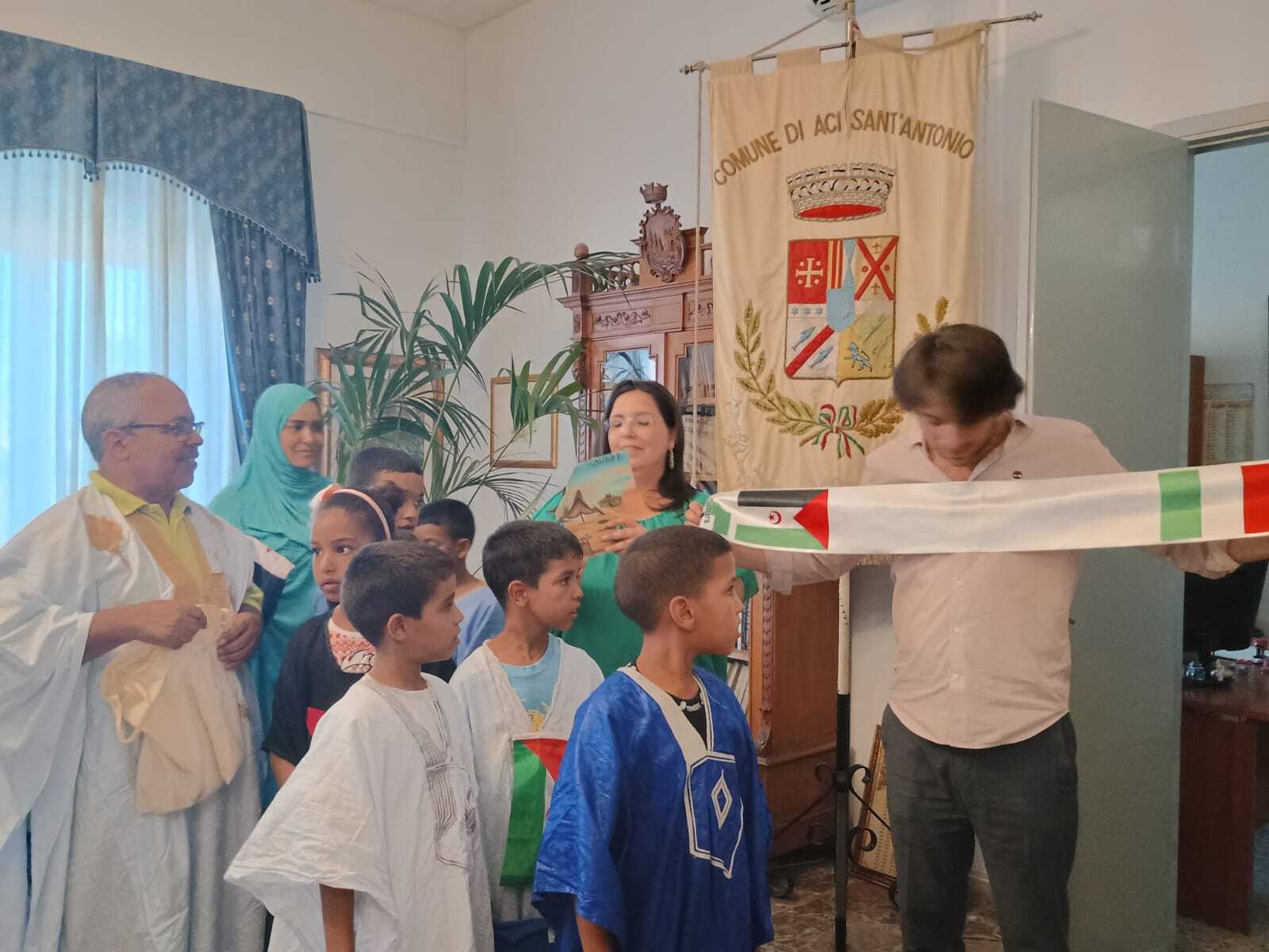 recepcion de menores saharauis en municipio de Aci Sant' Antonio Vacaciones en paz 2024