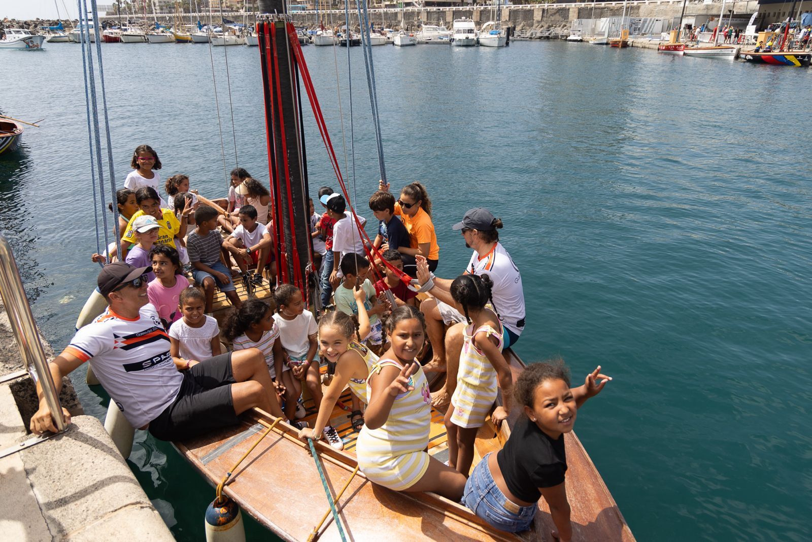 Los menores saharauis disfrutan con el "Club de Vela Latina Canaria" en PvP Vacaciones en paz 2024
