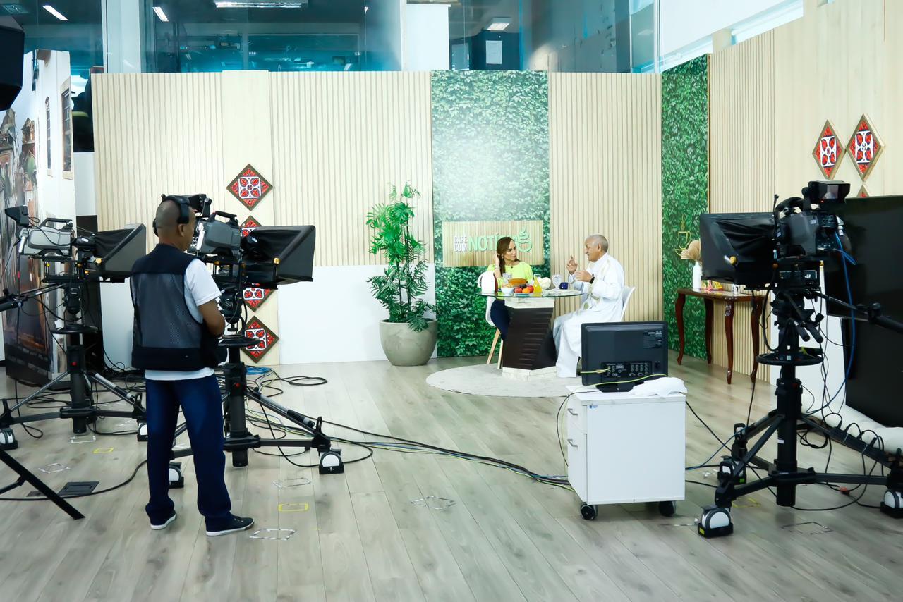 Representante del POLISARIO en Brasil durante entrevista en canal televisivo Entrevistas a TV de Brasil