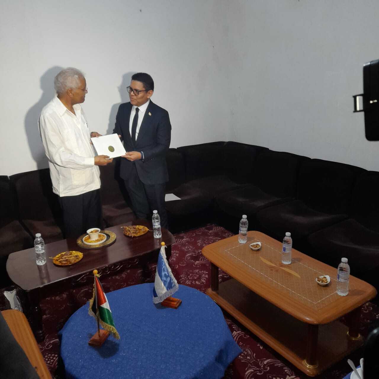 Eduardo entrega cartas de estilo al MEA saharaui Mohamed SIDATI Ceremonia de entrega de cartas de estilo del embajador de Nicaragua recurrente ante la RASD