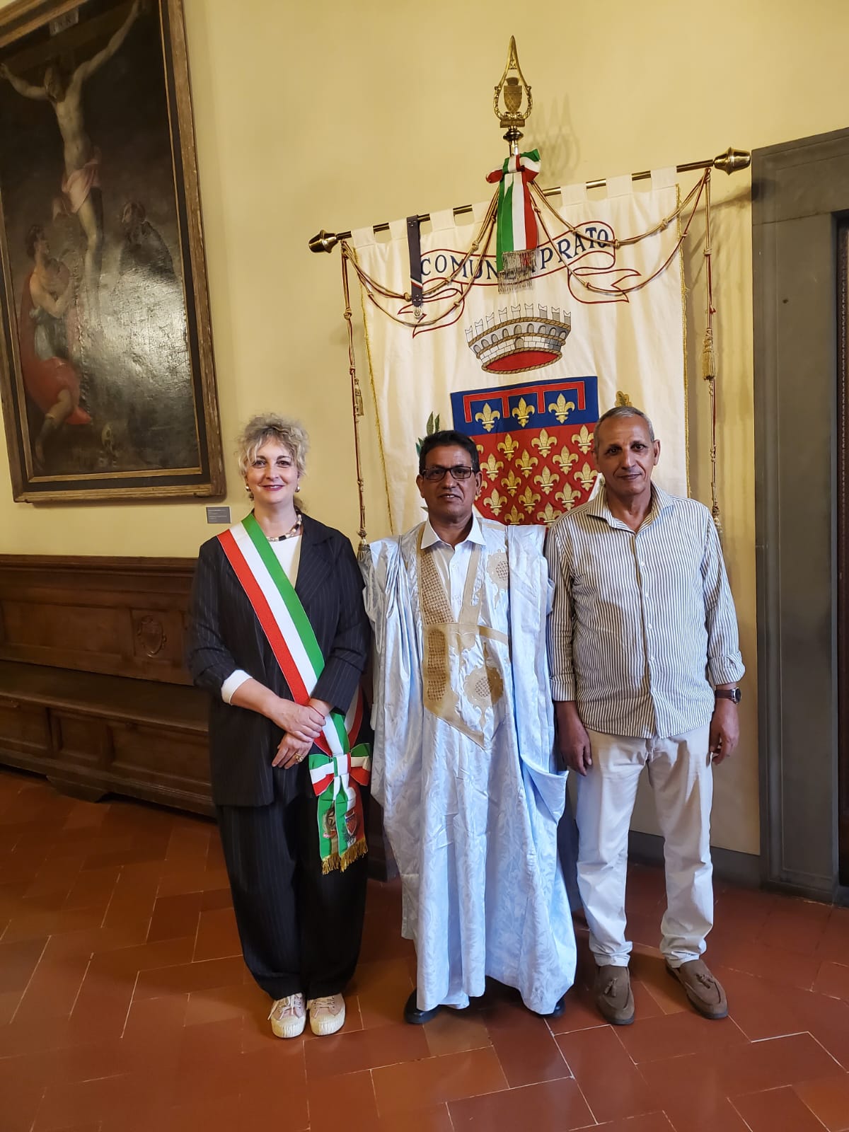 La asesora en el municipio de Prato Chiara Bartalini recibe Alcalde de Bir Lehlu Chiara Bartalini con Mohamed Nafee
