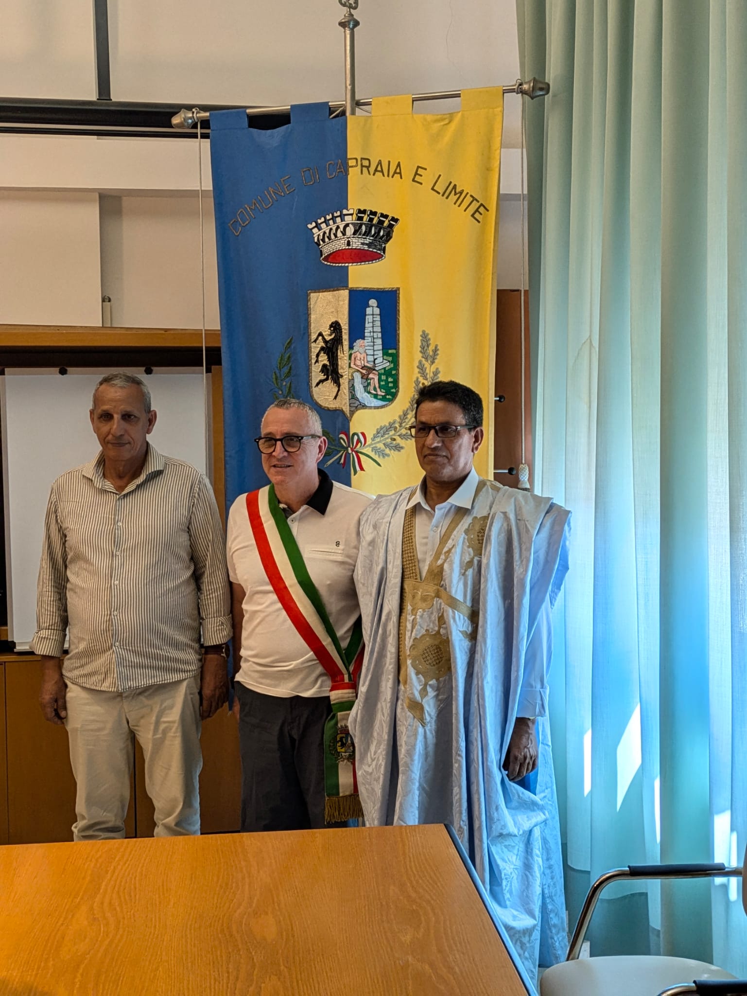 El sindaco del municipio de Capria e Limite di Sull'Arno Sr. Alessandro Giunti recibe al alcalde saharaui .Alessandro Giunti, con Mohamed Nafee , Alcalde de Bir Lehlu