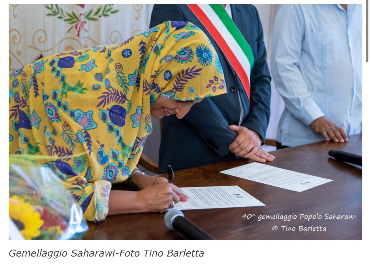 Fátima Mahfud con Lorenzo Falchi, durante firma de protocolo de ratificación de Hermanamiento Firma de Protocolo de Hermanamiento entre una daira italiana y una saharaui