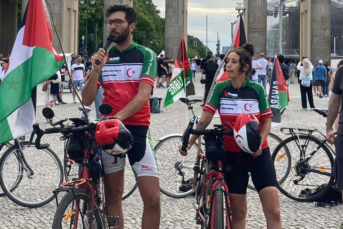 Sanna Ghotbi y Benjamin "En bicicleta por el Sáhara Occidental"