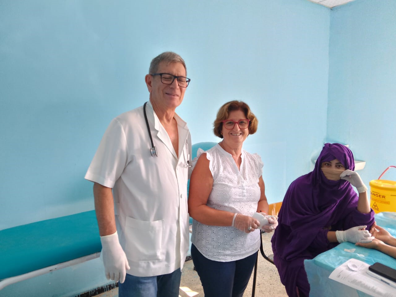 Dr. Luis Mario Tubella y enfermera esta mañana en Smara Misión Médica de la APSS