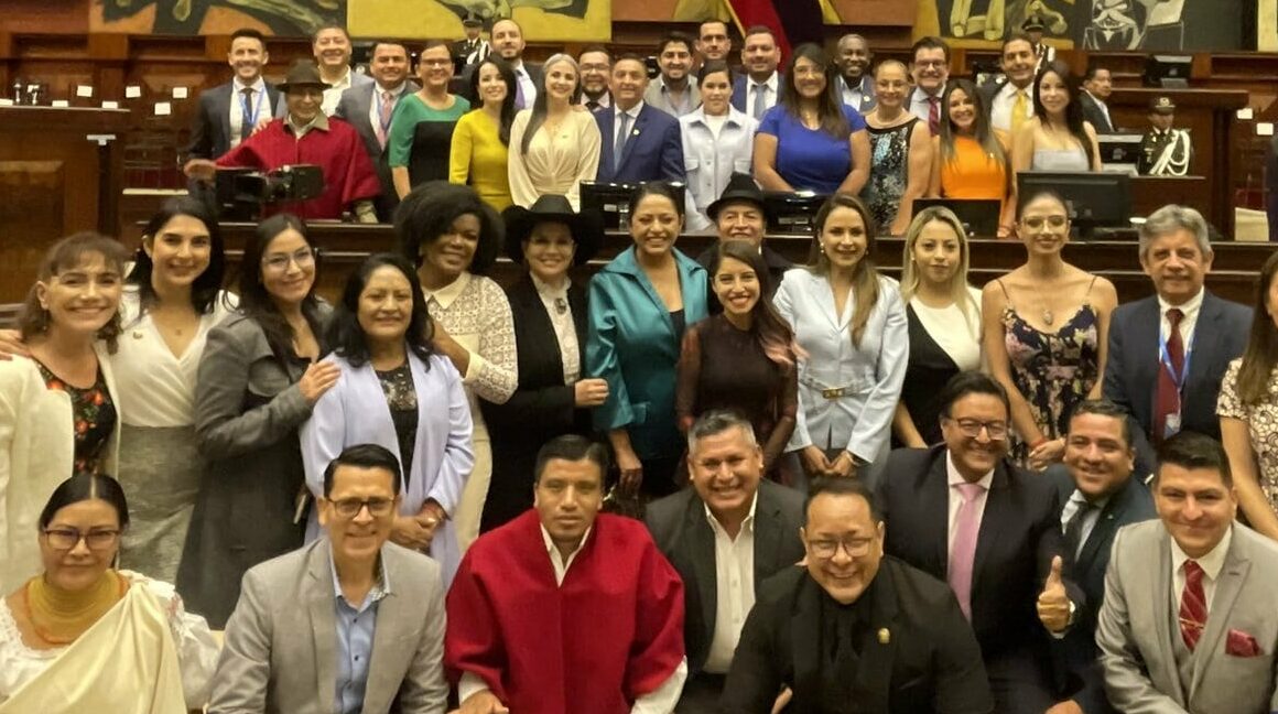 Fuerzas políticas y sociales rechazan la decisión del Gobierno ecuatoriano de suspender relaciones con la RASD Fuerzas políticas y sociales rechazan la decisión del Gobierno ecuatoriano de suspender relaciones con la RASD