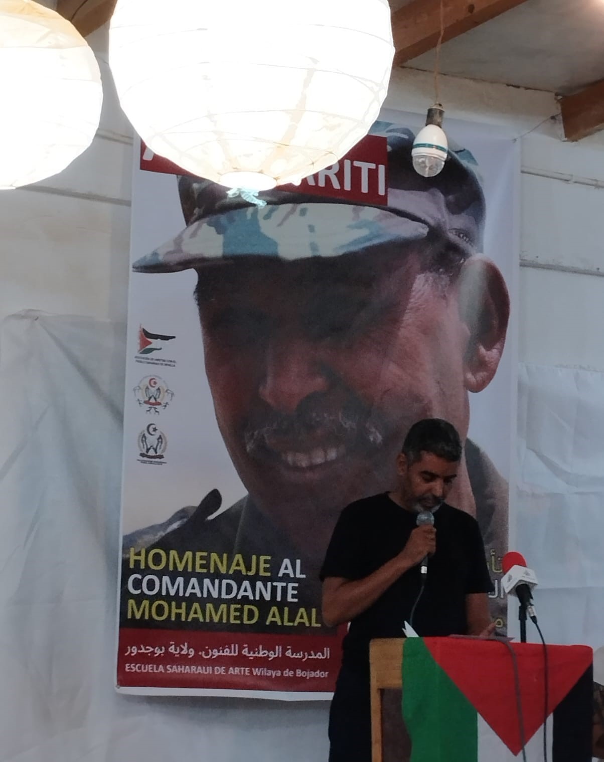 Carta en árabe y español en nombre de los amigos y familiares del Comandante Mohamed Alal. XVIII Encuentros Internacionales de Arte y Derechos Humanos del Sahara Occidental (ARTifariti)