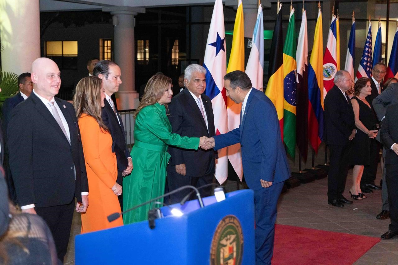 Embajador saluda al presidente de la República de Panamá , José Raúl Mulino Quintero , la primera dama y el Ministro de Asuntos Exteriores acto de saludo protocolar con el cuerpo diplomático acreditado en Panamá