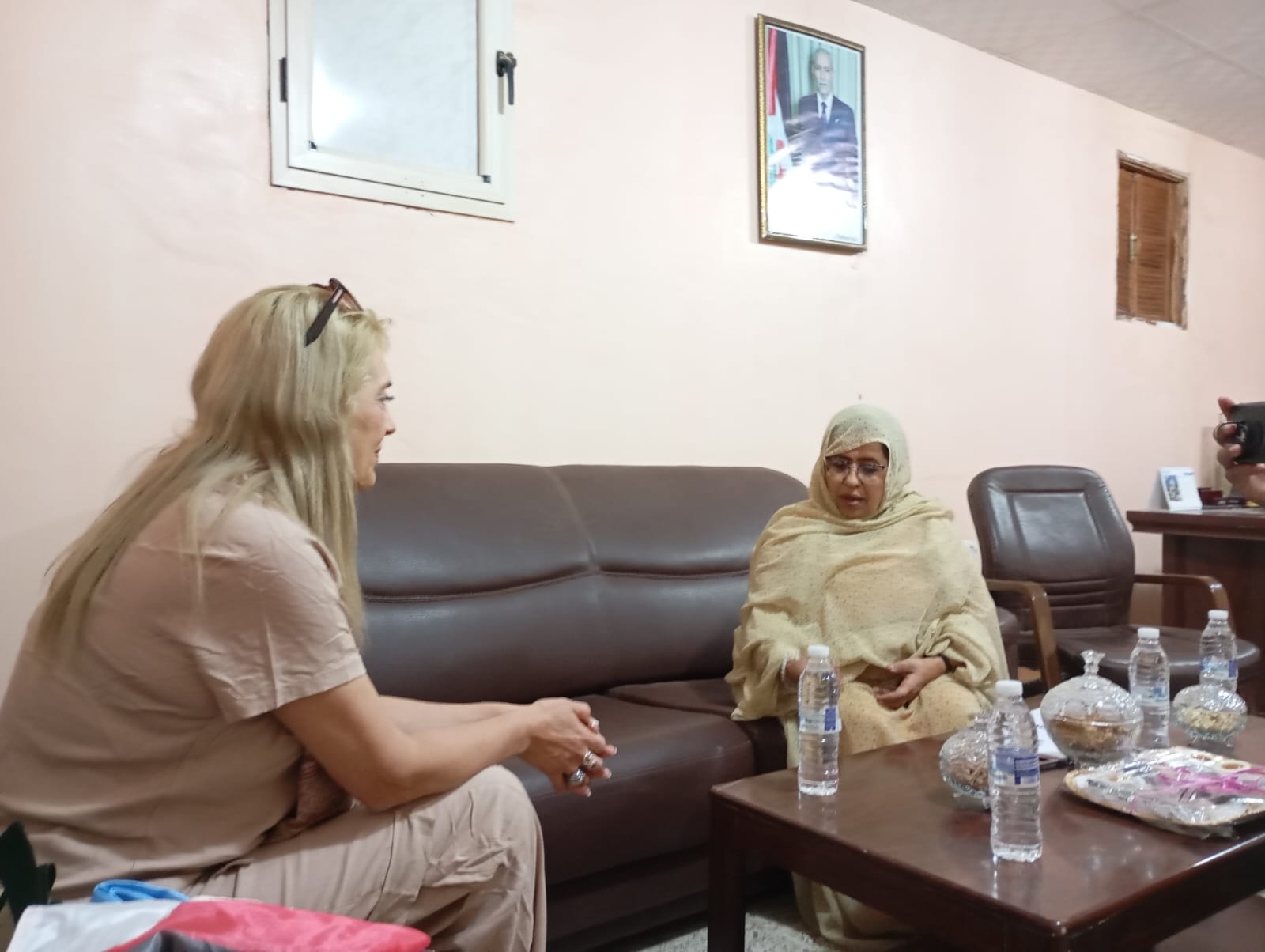 Presidenta de la Asociación Cordobesa de apoyo al Pueblo Saharaui mantuvo una reunión con la Gobernadora de Auserd , Jira Bulahe Presidenta de la Asociación Cordobesa de apoyo al Pueblo Saharaui kARI KRENN