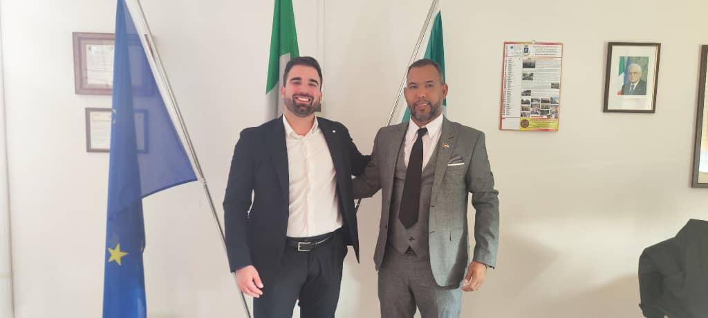 delegado del Frente Polisario , Omar Hassena Ahreyem en la sede municipal El alcalde de la ciudad italiana de San Giorgio Begarello en Mantova,