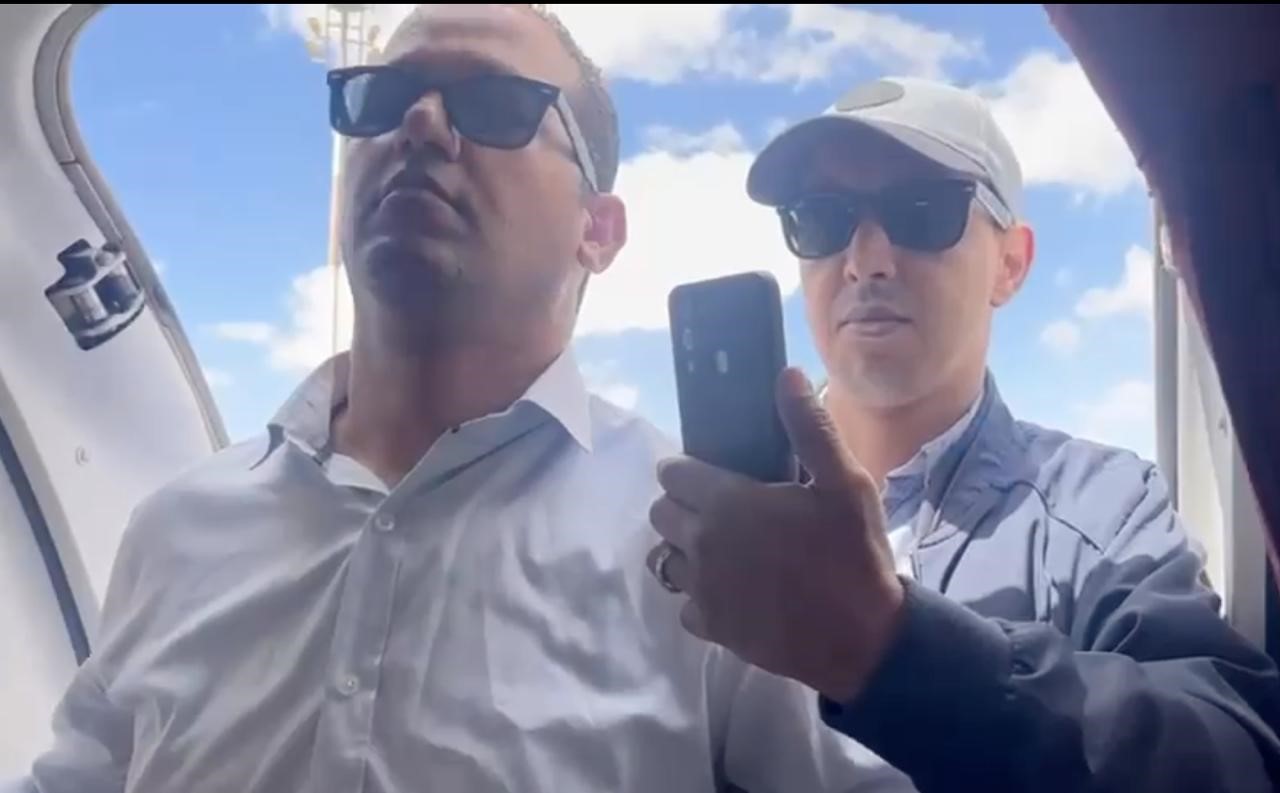 Agentes policiales marroquíes impiden a los miembros de la delegación bajarse del avión Marruecos impide la entrada al Sahara Occidental a una delegación de juristas españoles