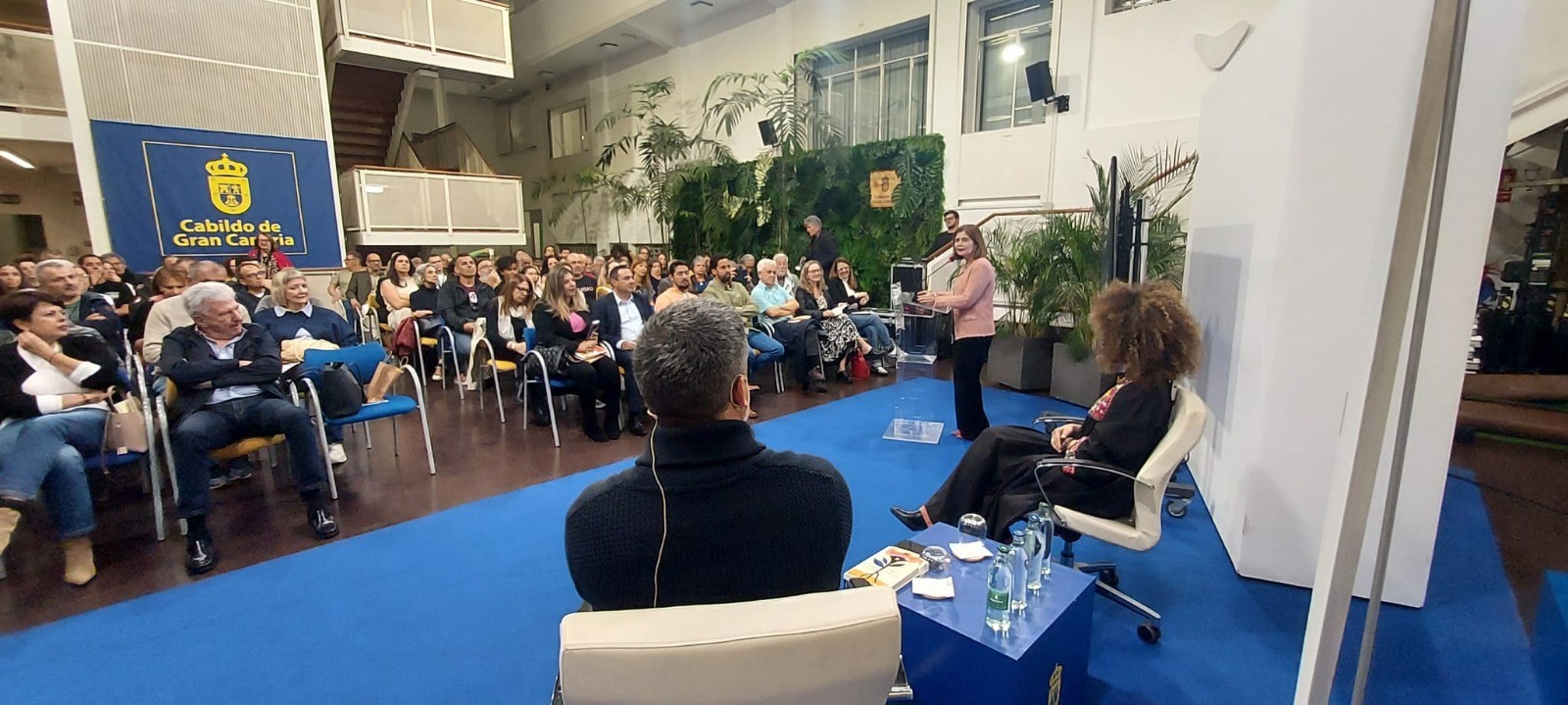 presentación de la novela Flores de Papel Gran Canaria acoge la presentación de Flores de Papel