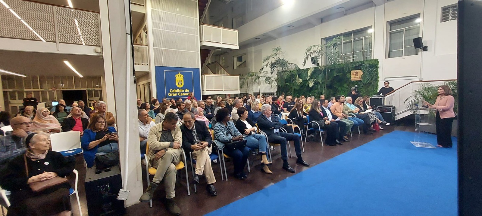 Público en la presentación de Flores de Papel de Ebbaba Hameida Gran Canaria acoge la presentación de Flores de Papel