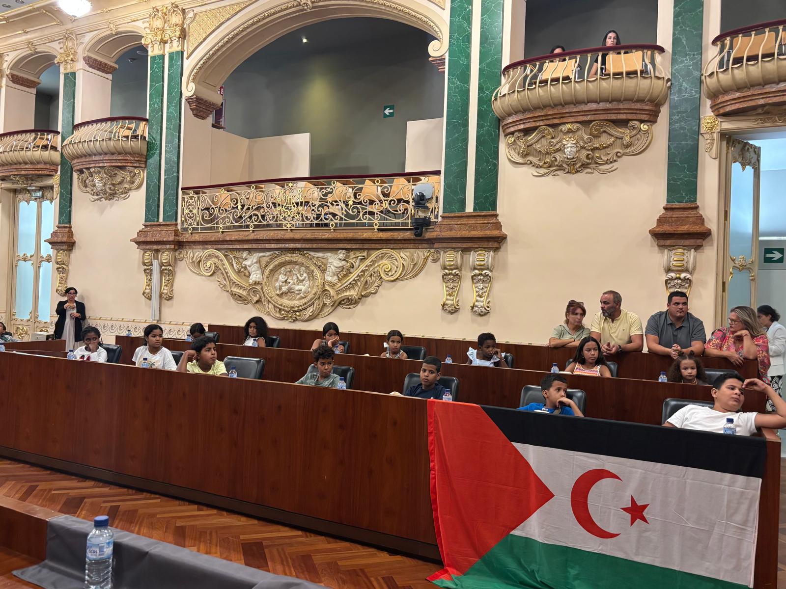 recibimiento de los menores saharauis en la Diputación de Badajoz Presidenta de la Diputación de Badajoz recibe un grupo de menores saharauis