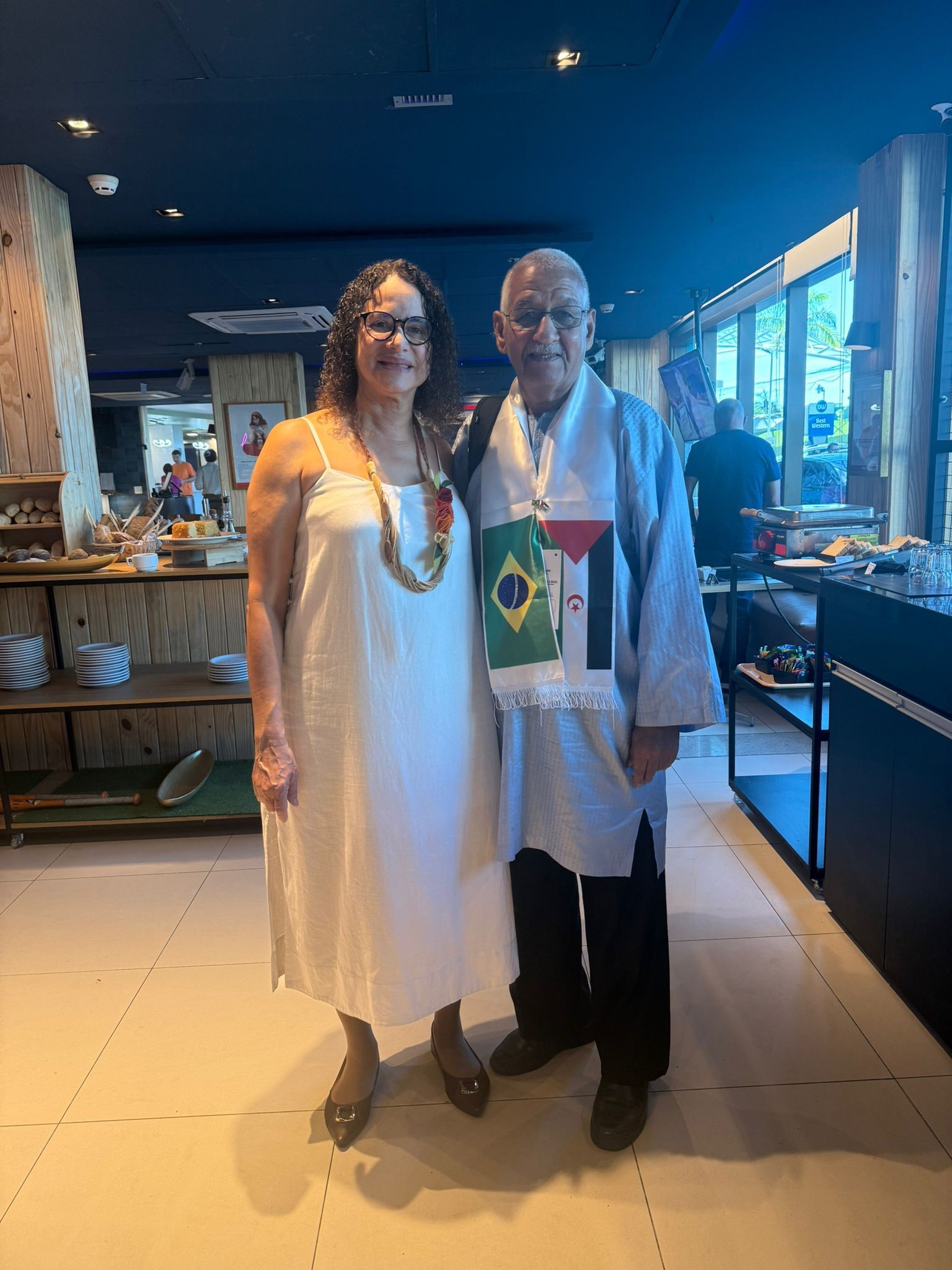 Delegado del POLISARIO con la Presidenta de PCdoB (Partido Comunista do Brasil) y Ministra de Ciencia, Tecnología e Innovación en el Gobierno Federal), Su Excelencia, Luciana Santos. Presidenta de PCdoB (Partido Comunista do Brasil) y Ministra de Ciencia, Tecnología e Innovación en el Gobierno Federal), Su Excelencia, Luciana Santos.