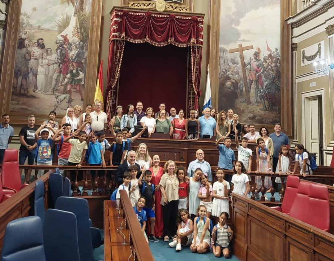 Cabildo de Tenerife y Parlamento de Canarias reciben a niños y niñas del Programa Vacaciones en Paz 2025 Programa Vacaciones en Paz