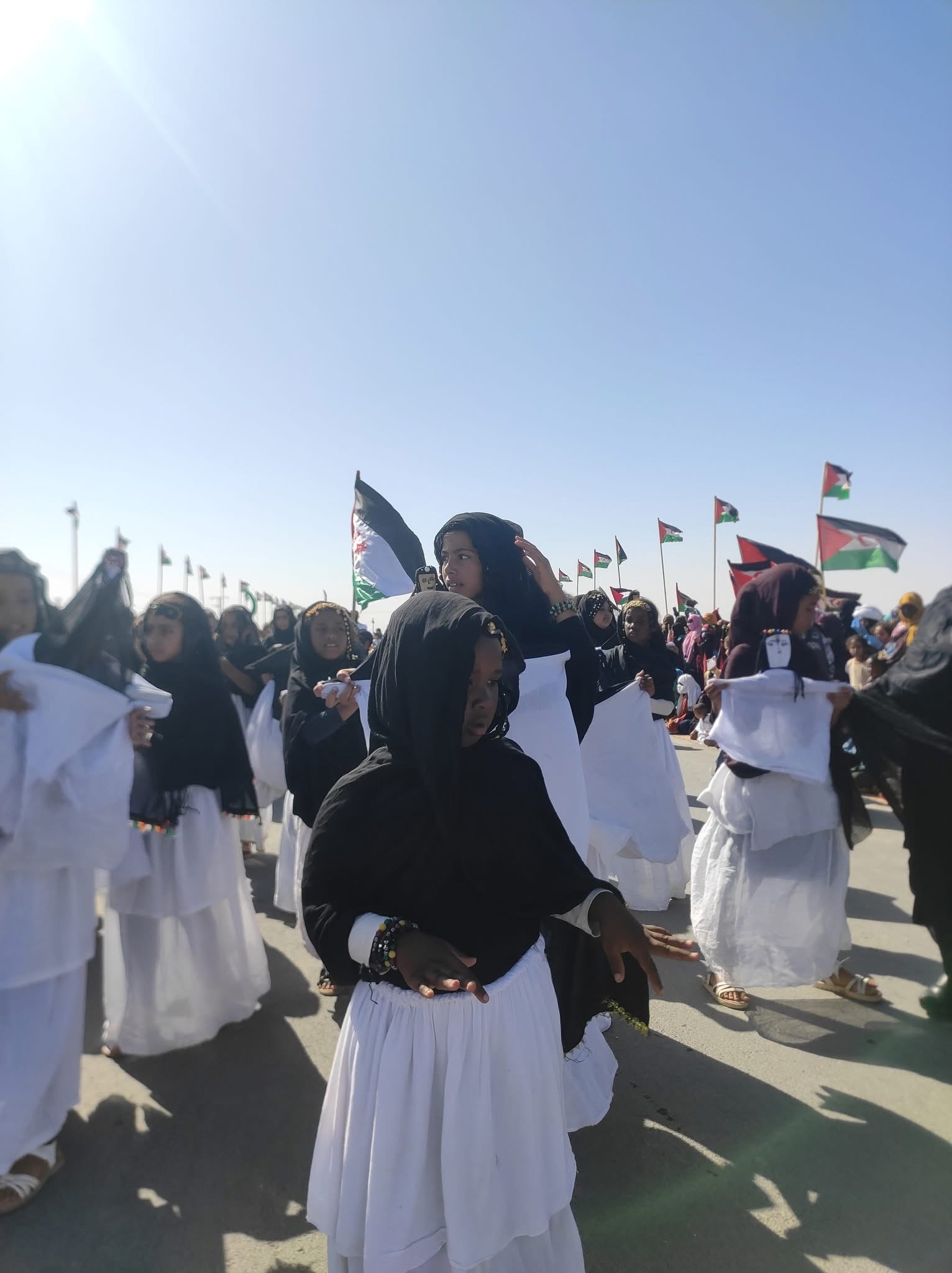 العيون