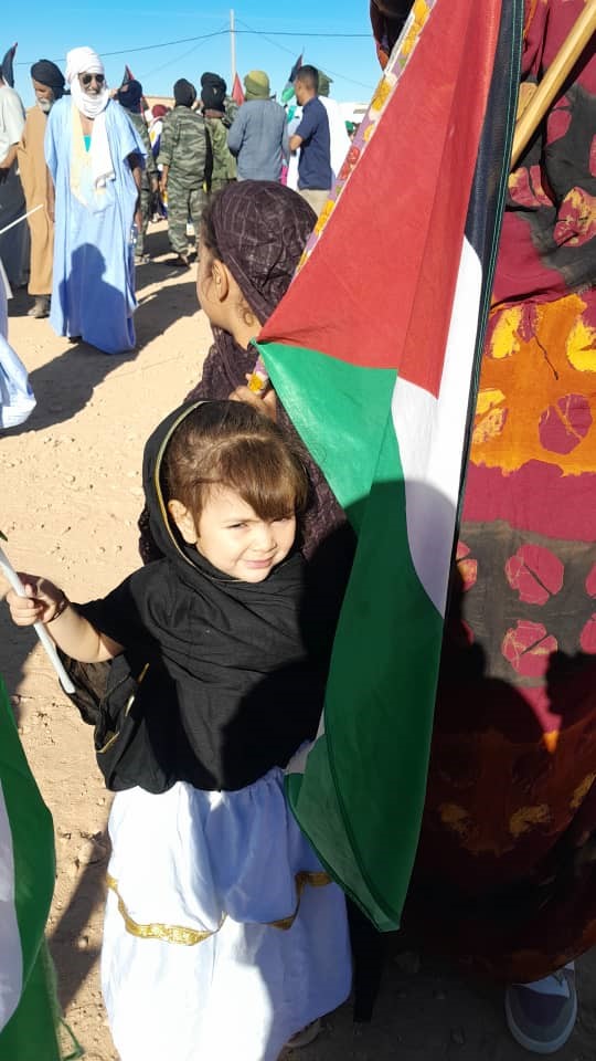 Los menores saharauis con bandera saharaui Propuesta estadunidense rechazada por el pueblo saharaui