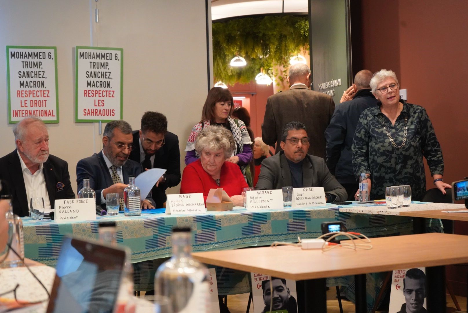 El consejero de la Presidencia de la República encargado de los recursos naturales y las cuestiones jurídicas Abbi Bachraya  en rueda de prensa