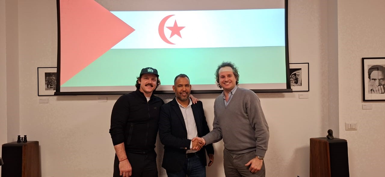 Encuentro delegado del Frente POLISARIO  con encargados de un proyecto  deportivo en los Campamentos