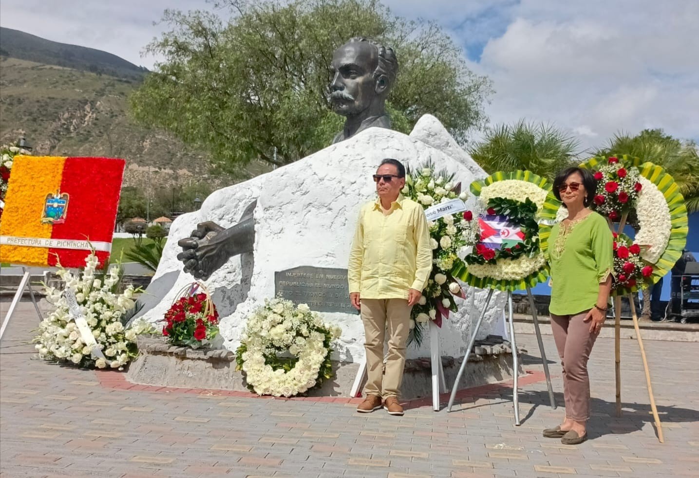 directivos de la Asociación Ecuatoriana de Amistad con el Pueblo Saharaui (AEAPS), Pablo de la Vega y Susana Peñafiel, en su momento, procedieron a rendir honores y depositaron una ofrenda floral Ecuador y la RASD honran la memoria del Héroe Nacional de Cuba, José Martí, en el 173 Aniversario de su Natalicio