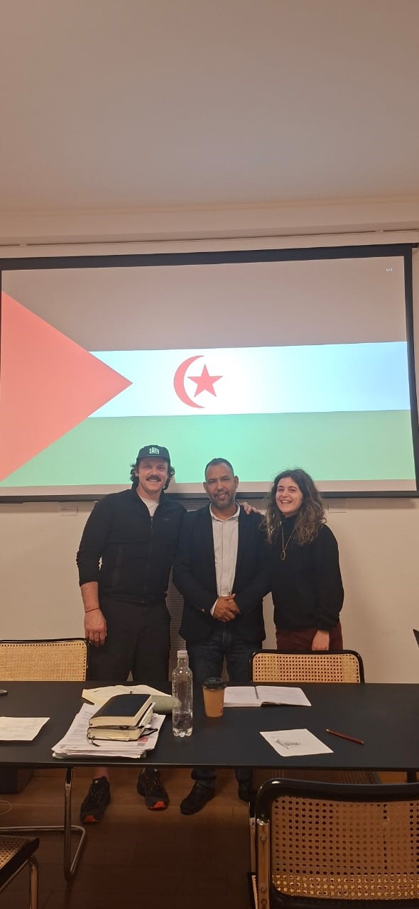 Encuentro delegado del Frente POLISARIO  con encargados de un proyecto  deportivo en los Campamentos
