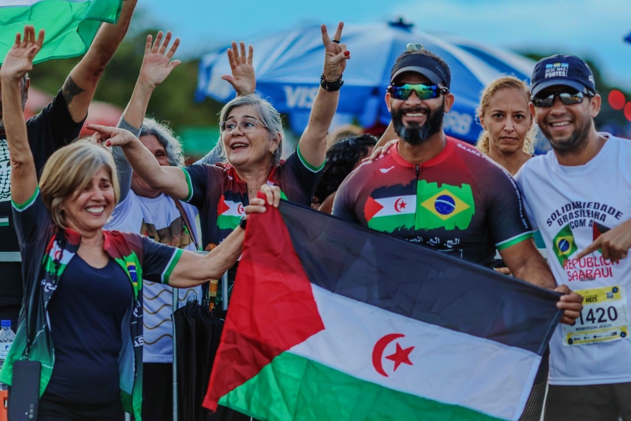 activistas cariocas corren en solidaridad con la causa saharaui