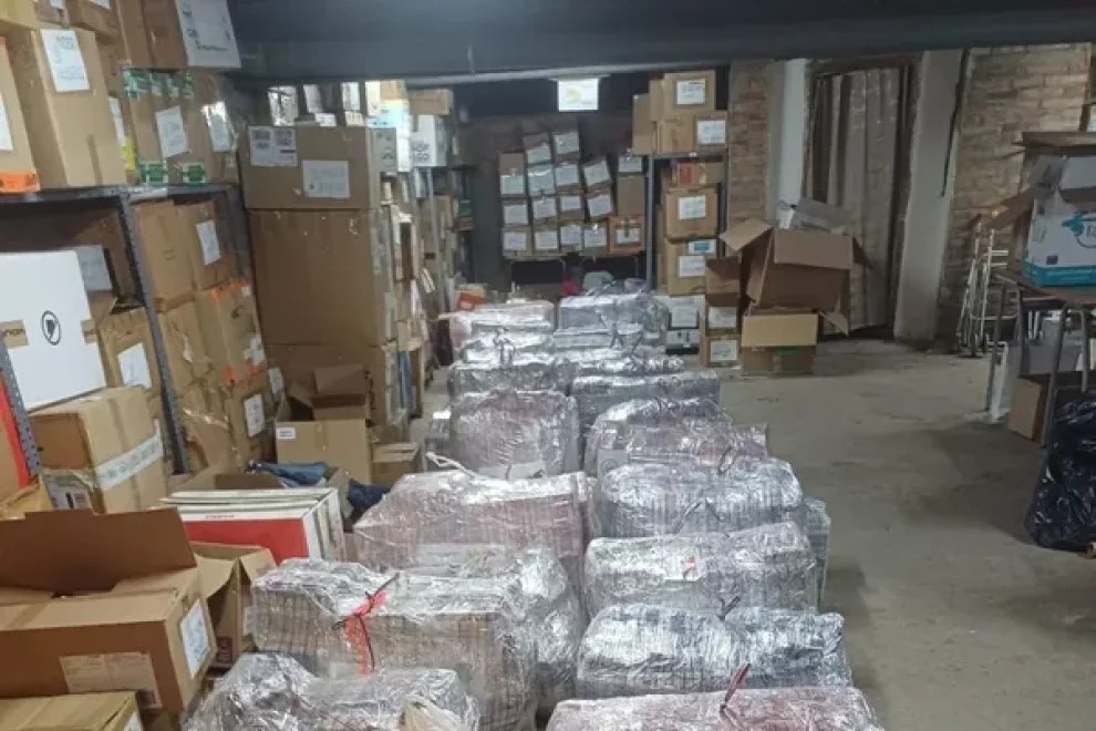 material con ayuda humanitaria (en el que se incluyen medicamentos y equipamiento sanitario y escolar)