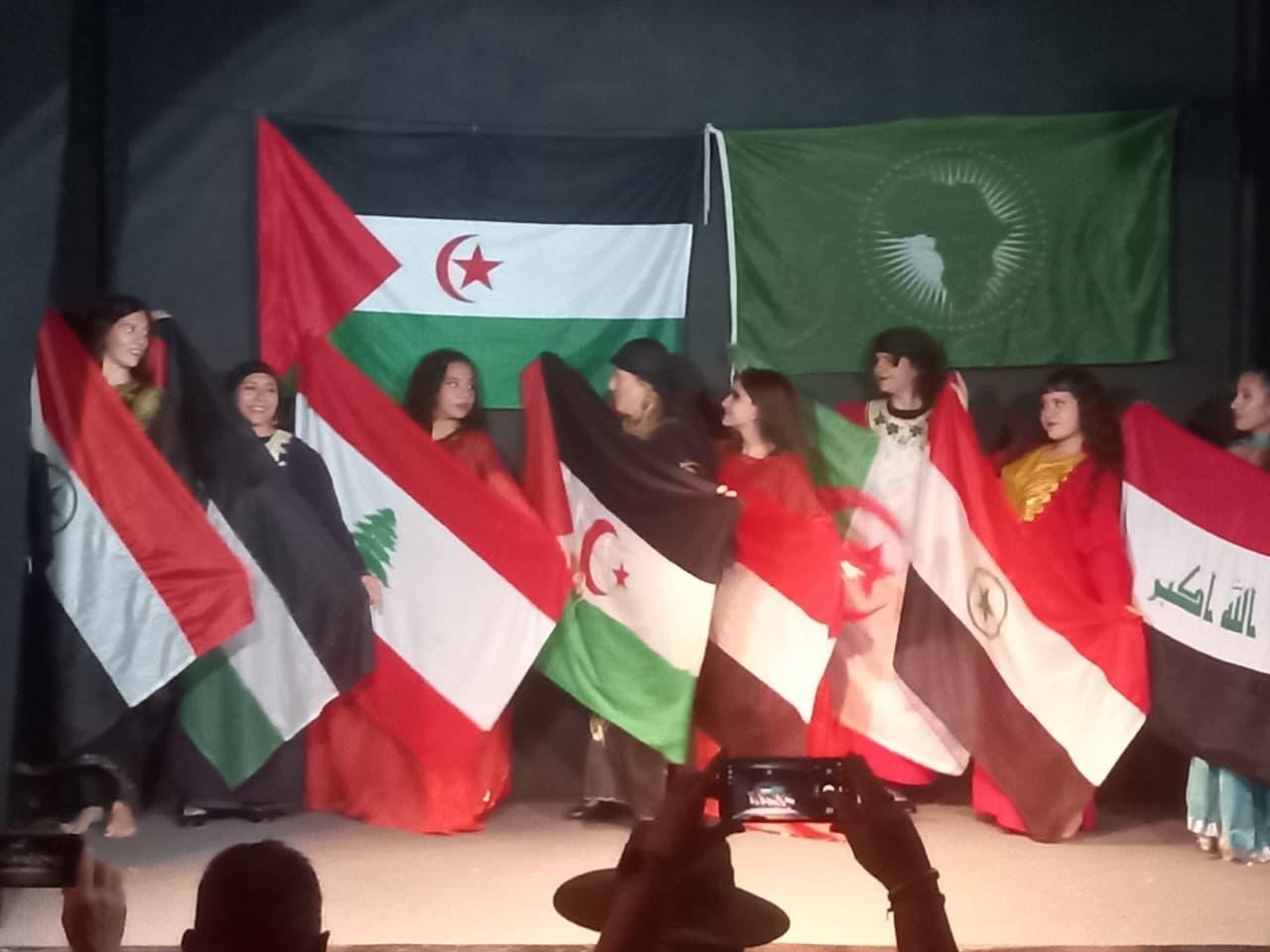 Banderas del Mundo Árabe acompañan al pabellón soberano de la RAS